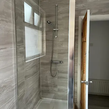Comfortable Double Bed Located Near City Centre, Suitable For Contractors Health Care Professionals Or Long Business Stays In Coventry Or Delightful Holidays In Coventry Or Within The West Midlands Area Free Wifi Tea And Coffee Provided Exterior photo