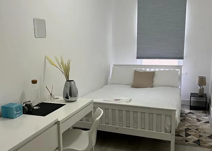 Comfortable Double Bed Located Near City Centre, Suitable For Contractors Health Care Professionals Or Long Business Stays In Coventry Or Delightful Holidays In Coventry Or Within The West Midlands Area Free Wifi Tea And Coffee Provided