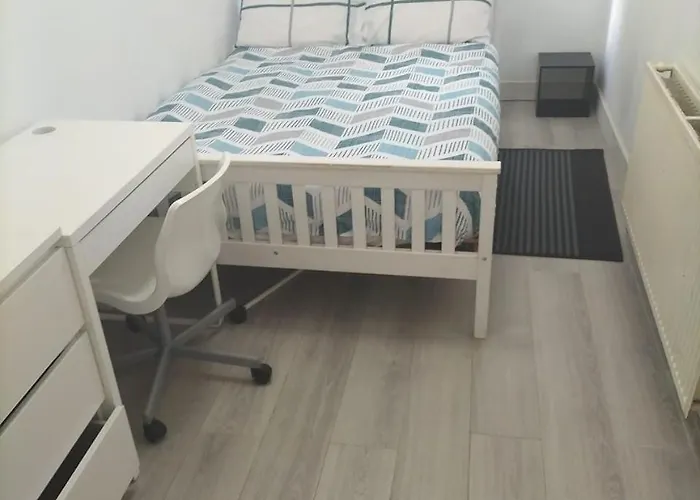 Comfortable Double Bed Located Near City Centre, Suitable For Contractors Health Care Professionals Or Long Business Stays In Coventry Or Delightful Holidays In Coventry Or Within The West Midlands Area Free Wifi Tea And Coffee Provided