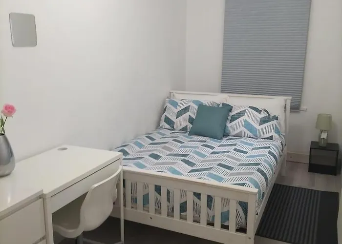 Comfortable Double Bed Located Near City Centre, Suitable For Contractors Health Care Professionals Or Long Business Stays In Coventry Or Delightful Holidays In Coventry Or Within The West Midlands Area Free Wifi Tea And Coffee Provided